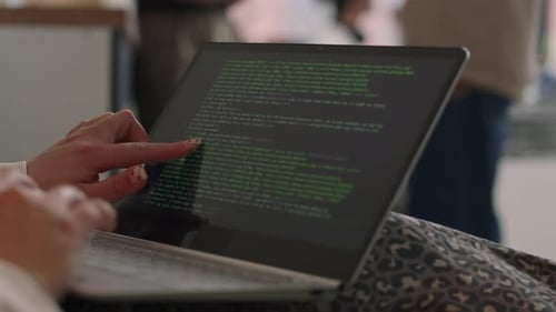 Programmeuse méconnaissable codant sur un ordinateur portable au bureau