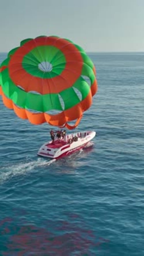 Vertikales Video Sportlicher Fluchtflug beim Parasailing am Meer