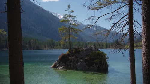 Lac pittoresque de Hintersee aux eaux turquoises claires et aux îles rocheuses. Berchtesgaden
Zauberwald, Bavière