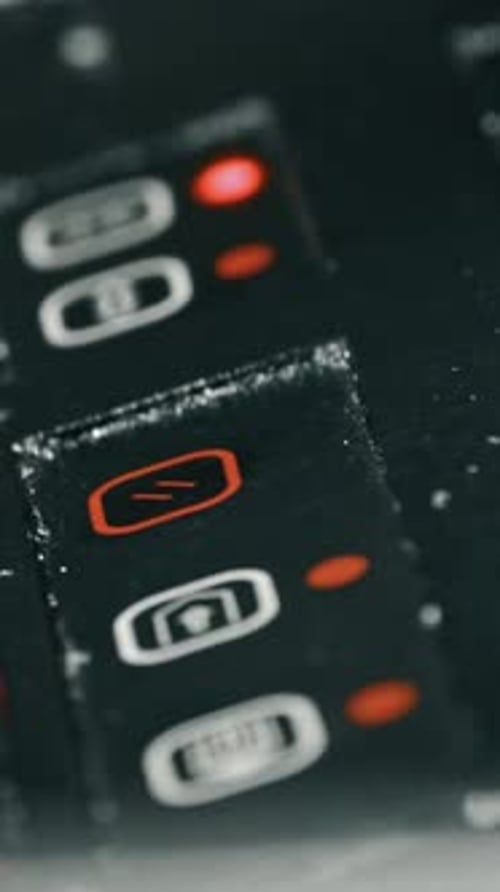 Aufzugsbedienfeld mit beleuchteten Tasten und Digitalanzeige, Nahaufnahme