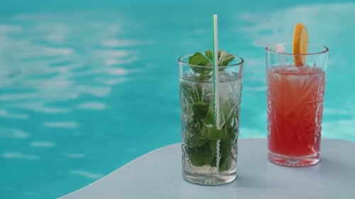 Genießen Sie erfrischende Sommercocktails und Entspannung am Pool an einem sonnigen Tag