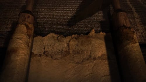 El pergamino épico antiguo se abre en la mesa de la biblioteca