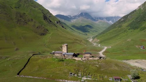 Der Lamaria-Klosterkomplex dominiert die Uschguli-Landschaft in Swanetien, Georgien