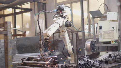 Roboterarm, der industrielles Schweißen präzise durchführt, Produktionsprozesse automatisiert und präsentiert