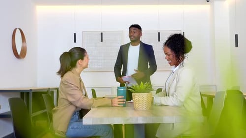 Manager interviewen weibliche Kandidaten für eine Stelle