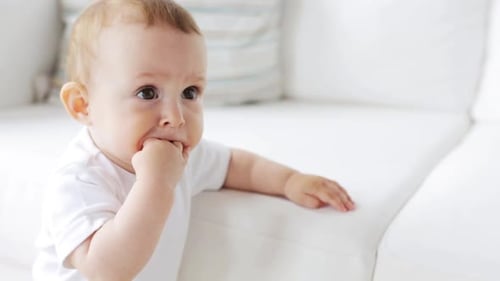 Concept d'enfance, de petite enfance et de personnes - Petit bébé heureux debout et tenant