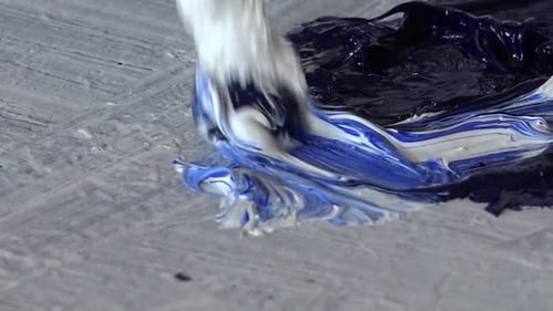 Artiste mélangeant des huiles et des peintures de couleur dans une palette..