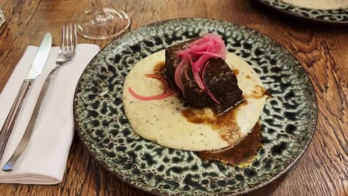 Galizischer Rinderbackenbarren mit Kartoffelparmentier im Restaurant in Barcelona