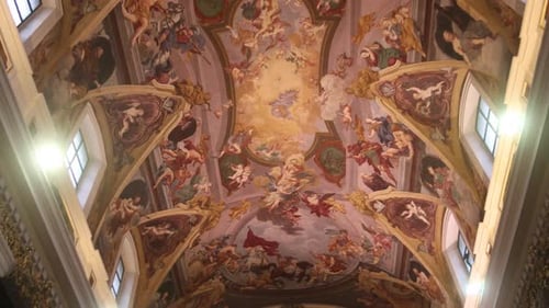 Aufwendiges Deckenfresko mit religiösen Bildern in der Kirche