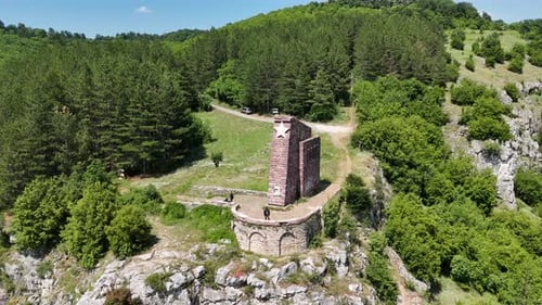 Vídeo aéreo sobre as paisagens verdes perto de uma pequena cidade em Lakatnik, Bulgária