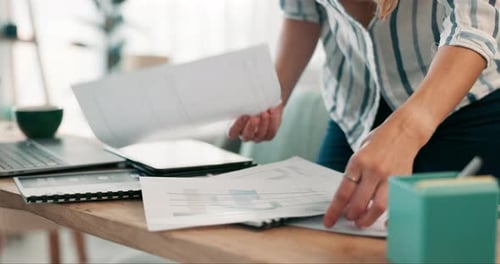 Papeleo, manos y arquitecto con planos, documentos e investigación de un emprendedor con control remoto