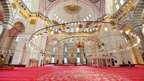 Innenansicht der Süleymaniye-Moschee in Istanbul, Türkei. Viel Beleuchtung, bemalte Decke,