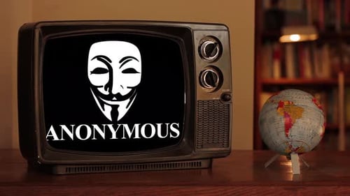 Icône anonyme sur une télévision vintage à côté de la Terre en rotation — 4K