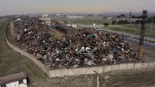 Carga de chatarra en un depósito de chatarra