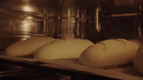 Brotlaibe im Backofen mit hoher Temperatur backen, Nahaufnahme, Zeitraffer