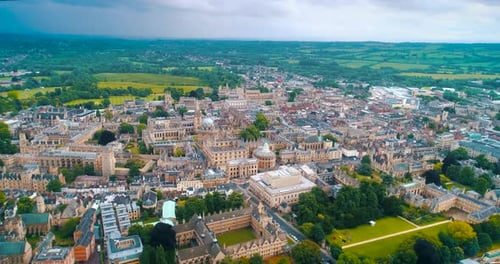 faculdade aérea de oxford, cidade da Inglaterra, estabelecendo drone cinematográfico de tiro
