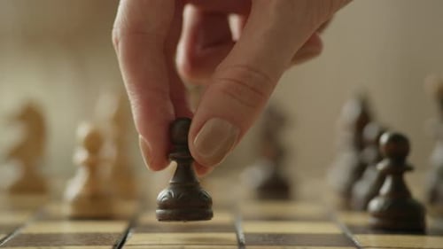 Handbeweglicher Schachfigur auf hölzernem Schachbrett