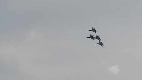 Militärische Kämpfer im Himmel