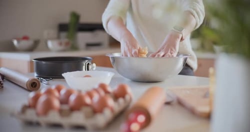 Frau bereitet Teig für Kuchen in der Küche vor und backt Gebäck