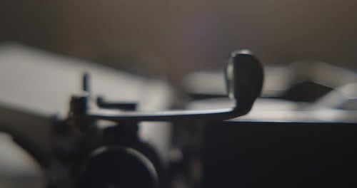 Eine Nahaufnahme einer Vintage-Schreibmaschine, wunderschön aufgenommen mit sanften Lichteffekten