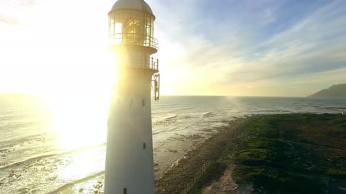 4K-Luftaufnahmen von Drohne von einem Leuchtturm in der Abenddämmerung