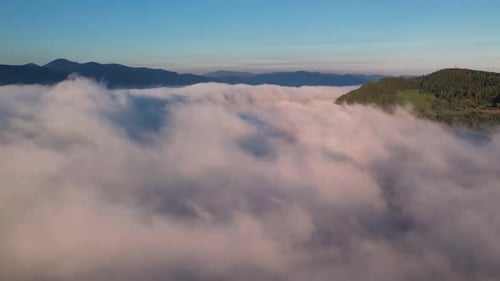 Fliegen Sie über die Wolkenlandschaft bei Sonnenaufgang