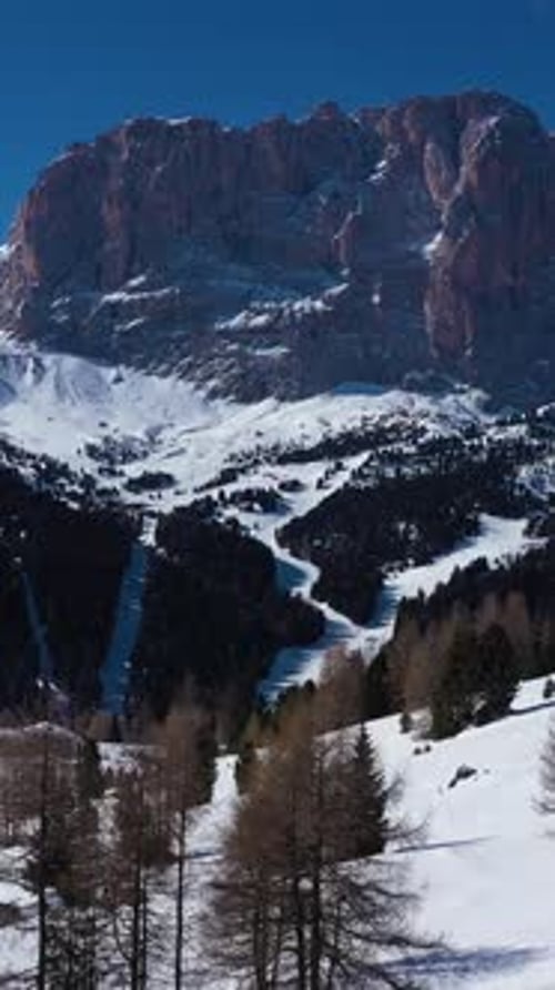 Montagne de Langkofel en hiver, Dolomites, Italie, vue aérienne, vidéo verticale