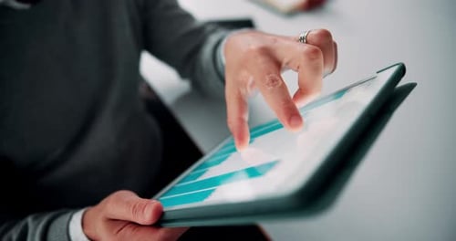 Tablet-Bildschirm, Statistiken und Hände eines Geschäftsmannes im Amt mit Recherchen für den Finanzbericht