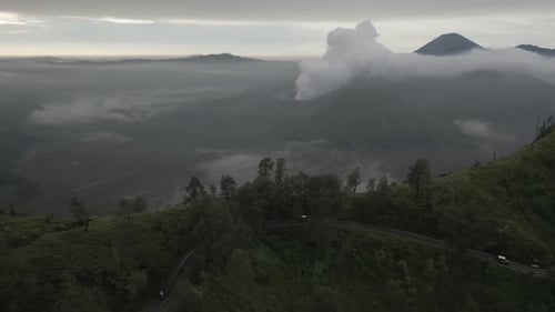 Konvoi von Touristen-Trucks auf der verwinkelten Bergstraße in der Nähe des Berges Bromo auf Java