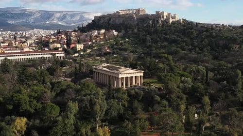 Vue aérienne du temple d'Héphaïstos avec en toile de fond l'Acropole et le mont enneigé