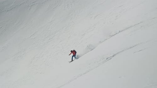 Snowboarder fährt einen verschneiten Berghang hinunter