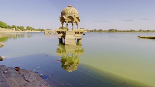 Le lac Gadsisar scintille sous le soleil de Jaisalmer, reflétant les temples et les pavillons dans un calme doré