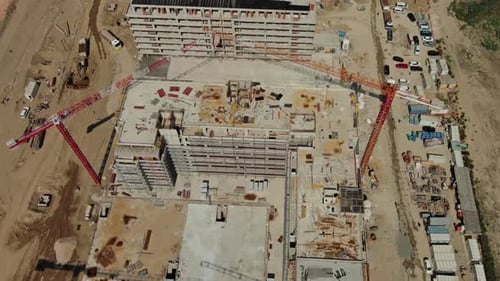 Sitio de construcción industrial con equipo de construcción