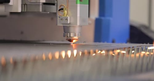 CNC-Laserschneiden von Metall, moderne Industrietechnik.