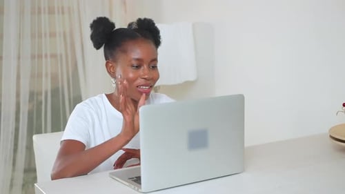 Frau nutzt Videoanrufe auf dem Laptop zu Hause