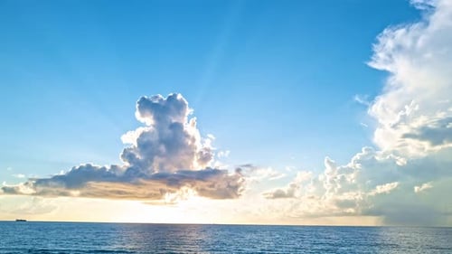 Coucher de soleil avec soleil et nuages sur ciel bleu et orange Théâtral avec rayons de soleil Ciel nocturne Timelapse en mouvement