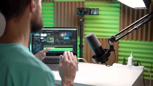 Ein Video-Blogger zeichnet Inhalte in seinem Studio auf
