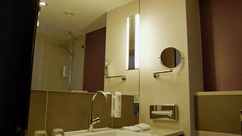 Innenraum eines luxuriösen Hotelzimmers nach der Reinigung, Reinigung des Badezimmers, Sauberkeitskonzept