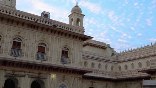 Kanak Bhawan est un temple situé à Ram Janmabhoomi Ayodhya, un temple hindou sacré à l'architecture dynamique et