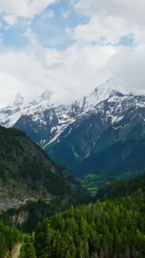 Drone vertical de la ville de Chamonix et du mont Blanc enneigé, été en France
