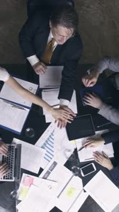 Gens d'affaires formant une pile de mains
