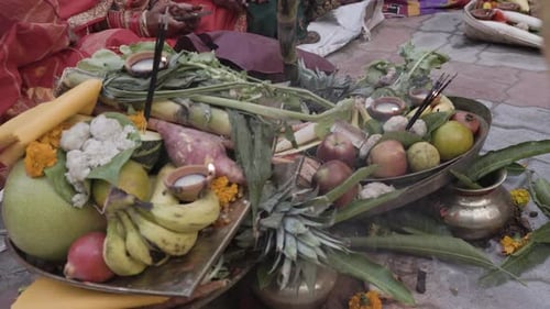 offrandes sacrées de fruits pour le dieu solaire hindou au festival de Chhath, perspective unique