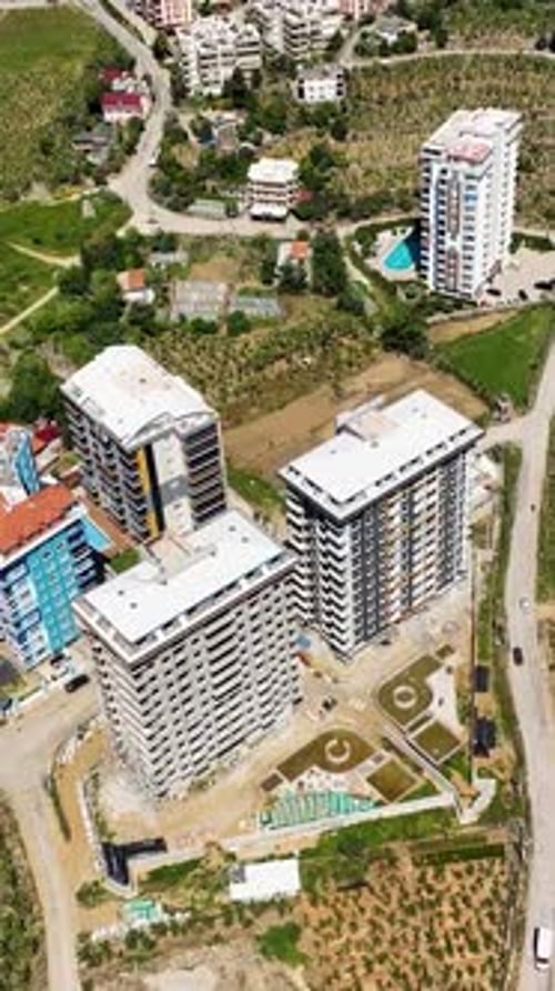 Vídeo vertical: Retiro aéreo a un edificio de varios pisos que se eleva por encima del lugar de trabajo