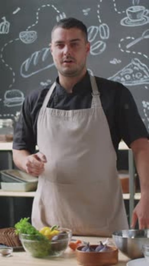 Un blogueur culinaire filme un vlog de cuisine dans une cuisine