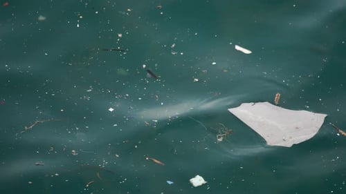 Pollution de l'eau de mer par les déchets