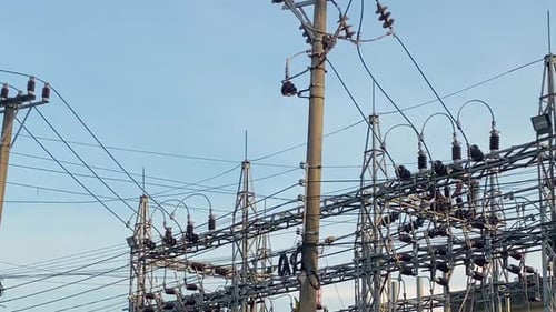 Subestación eléctrica de estilo antiguo. Líneas eléctricas
.