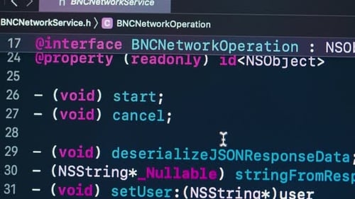 Codificación del texto del script de interfaz de usuario de UX en la pantalla HTML5 en el editor para el desarrollo de sitios web Macro de primer plano de