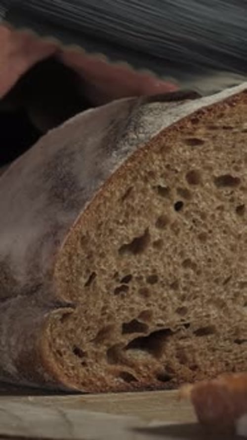 Hausgemachtes knuspriges Roggenbrot in Scheiben schneiden