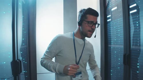 Ein fokussierter Experte arbeitet in einer dynamischen Hightech-Umgebung und -Landschaft