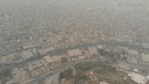 Vista aérea sobre a cidade de Multan, no Paquistão. Siga Shot